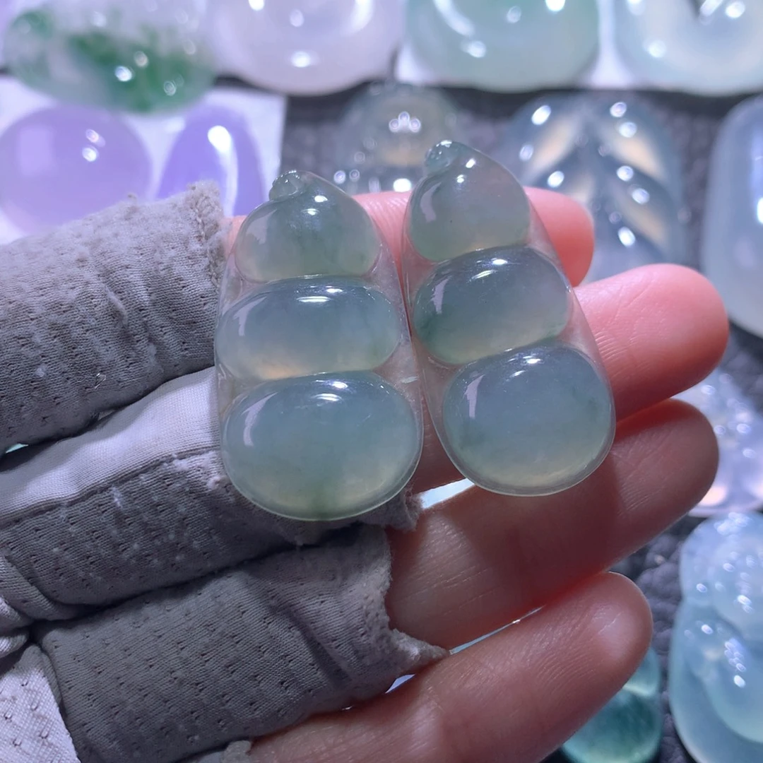 翡翠未镶嵌颈饰一对