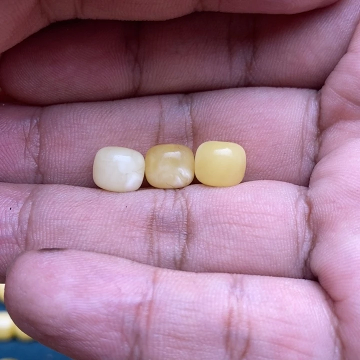 未镶嵌琥珀裸石54号8.5左右老型3颗微瑕