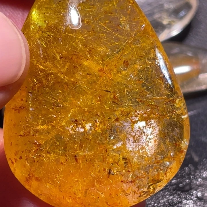 小***村颈饰未镶嵌发晶钛晶