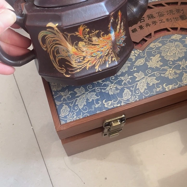 茶壶紫砂原矿泥料手工制作的一把紫砂壶。