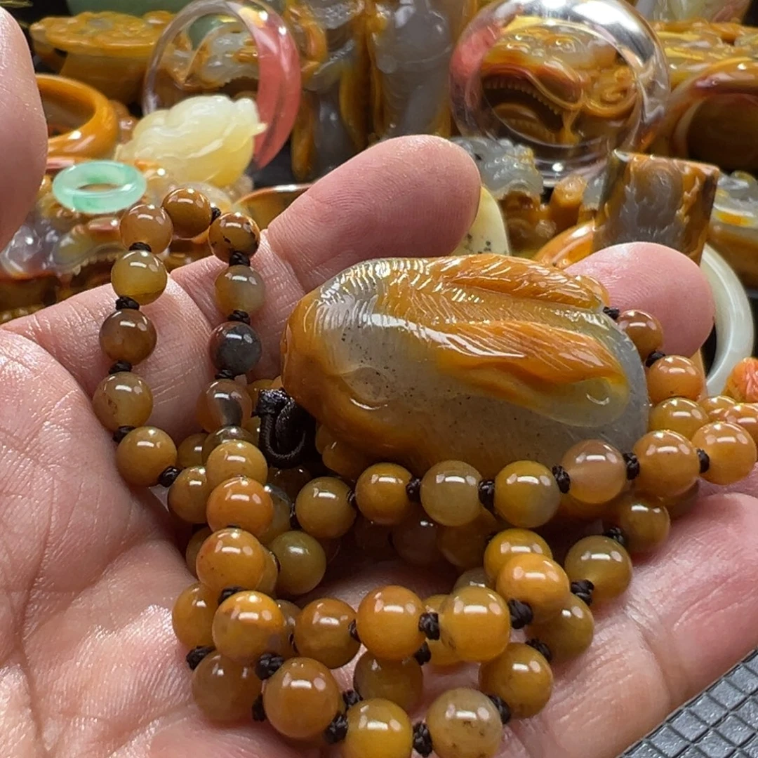 颈饰未镶嵌石英质玉