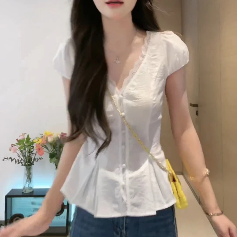 2025新款法式短袖蕾丝花边夏季新款V领镂空系带收腰上衣LK2502892