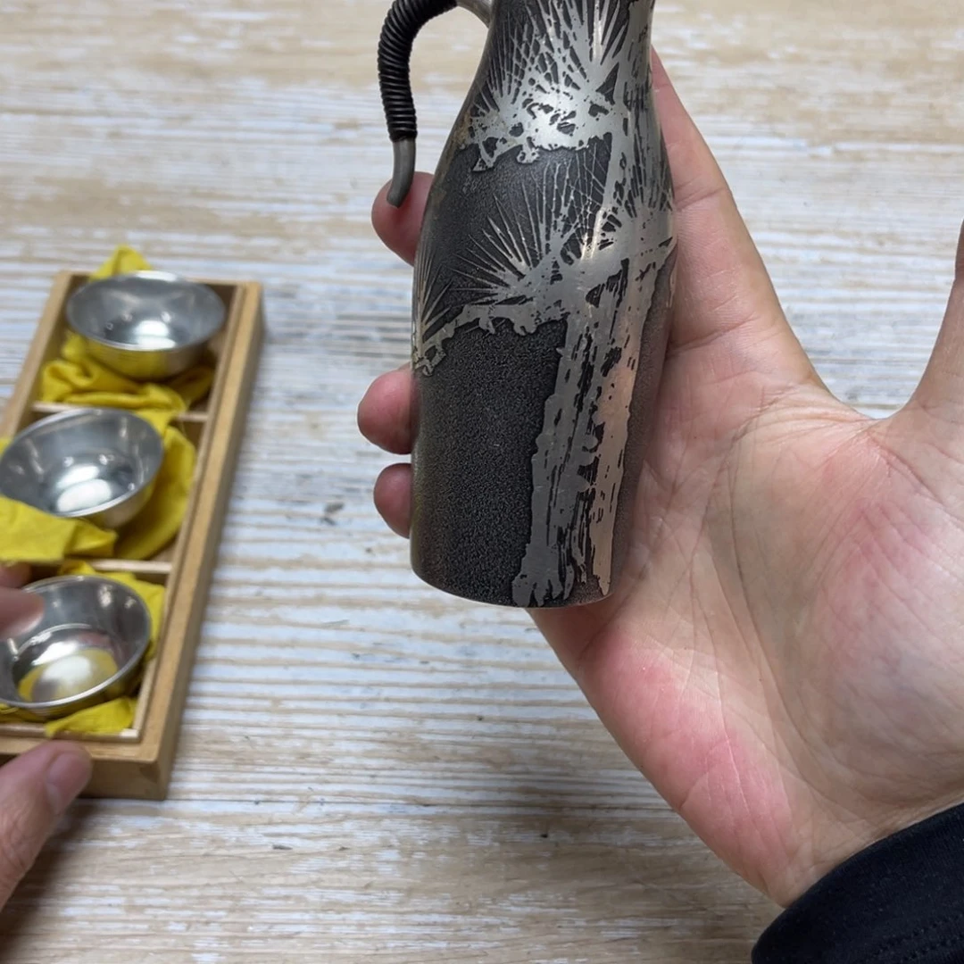 瓷片天**童密密麻麻地排列着一个