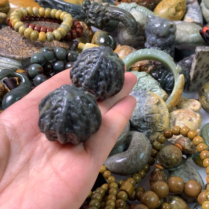 未镶嵌岫岩河磨玉（透闪石质玉）挂件