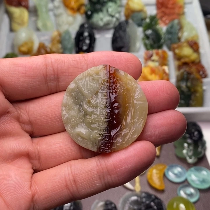 蛇纹石玉未镶嵌颈饰