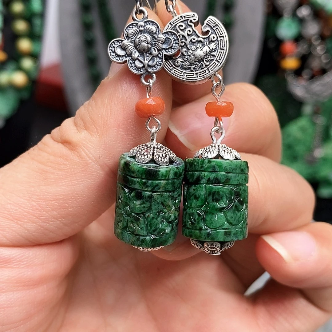 未镶嵌翡翠耳饰漂亮美眉