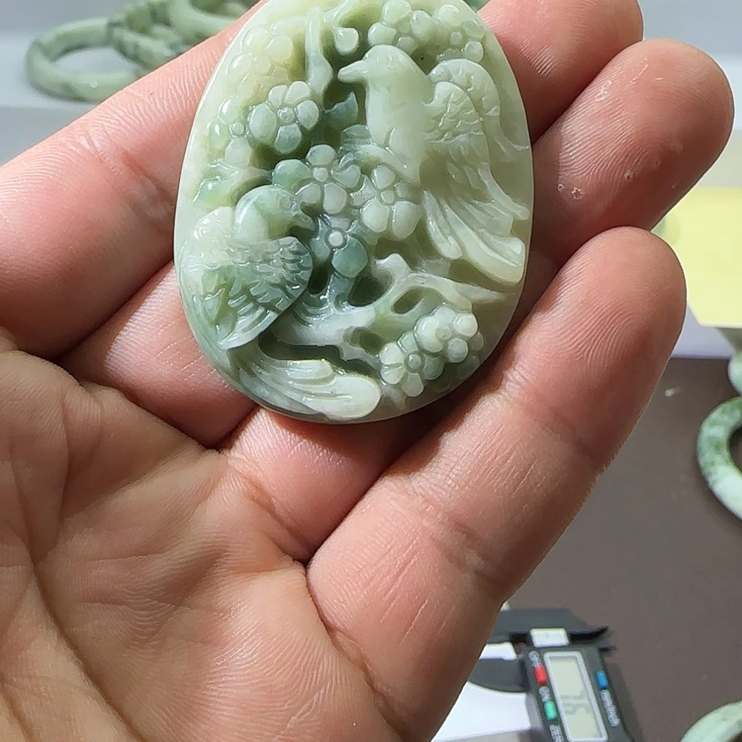 蛇纹石玉未镶嵌颈饰喜上眉梢