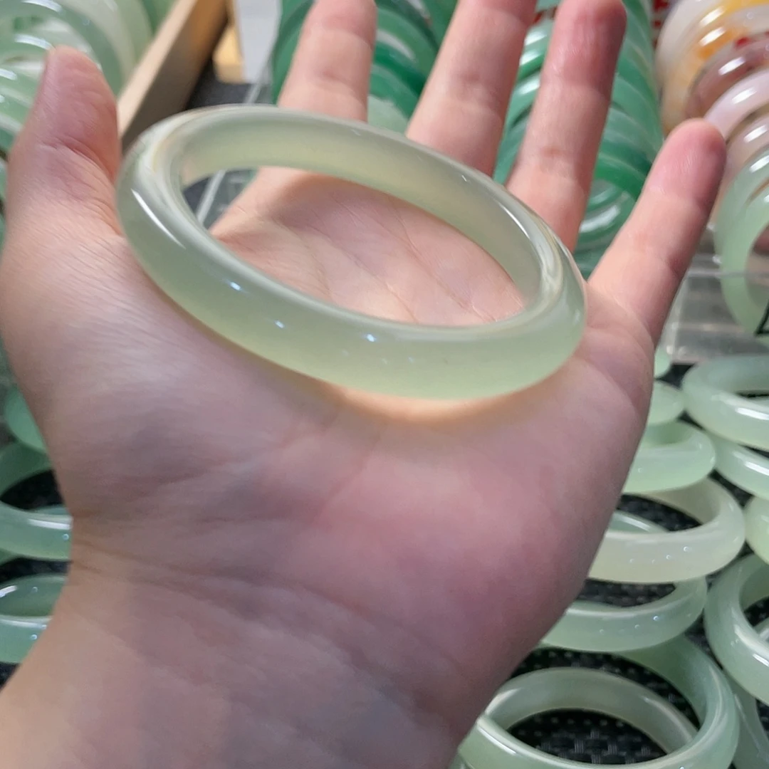 未镶嵌手镯石英质玉