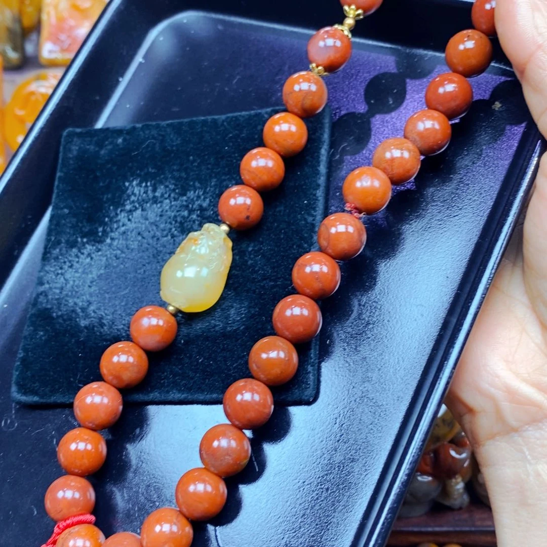 未镶嵌石英质玉（黄龙玉）颈饰
