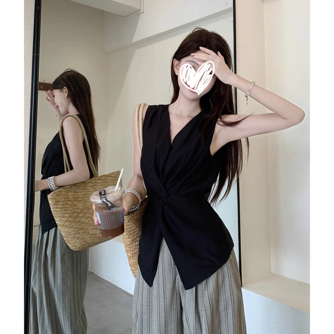 辣妹V领扭结无袖T恤女夏季新款薄款褶皱设计感气质修身绝美上衣