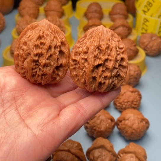 文玩核桃吊坠虎头全品 精对 40 45.6克