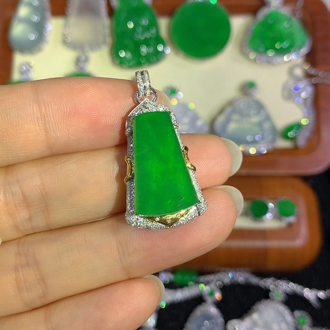 翡翠18K金镶嵌颈饰无事牌