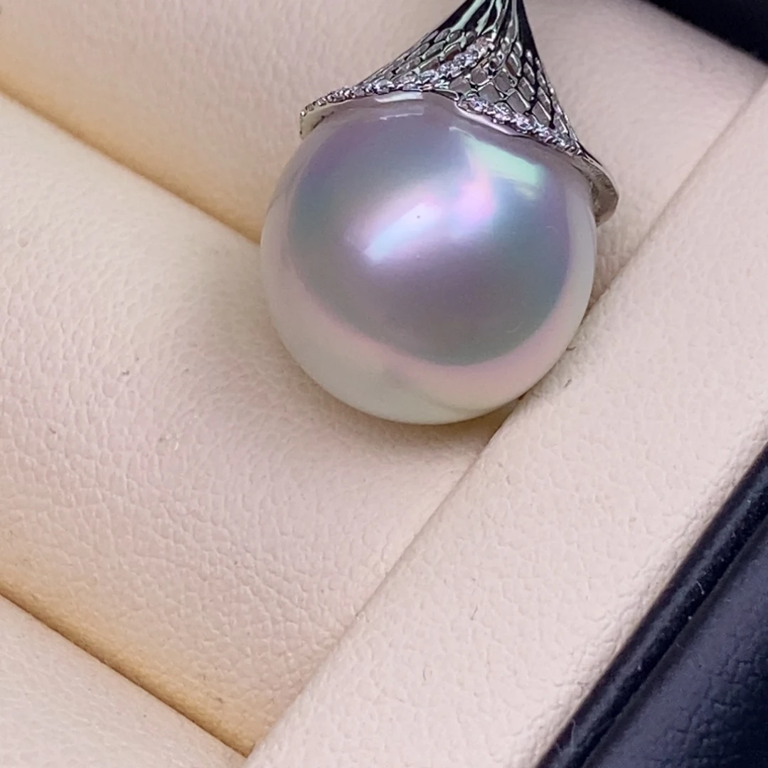 颈饰18K金镶嵌海水珍珠