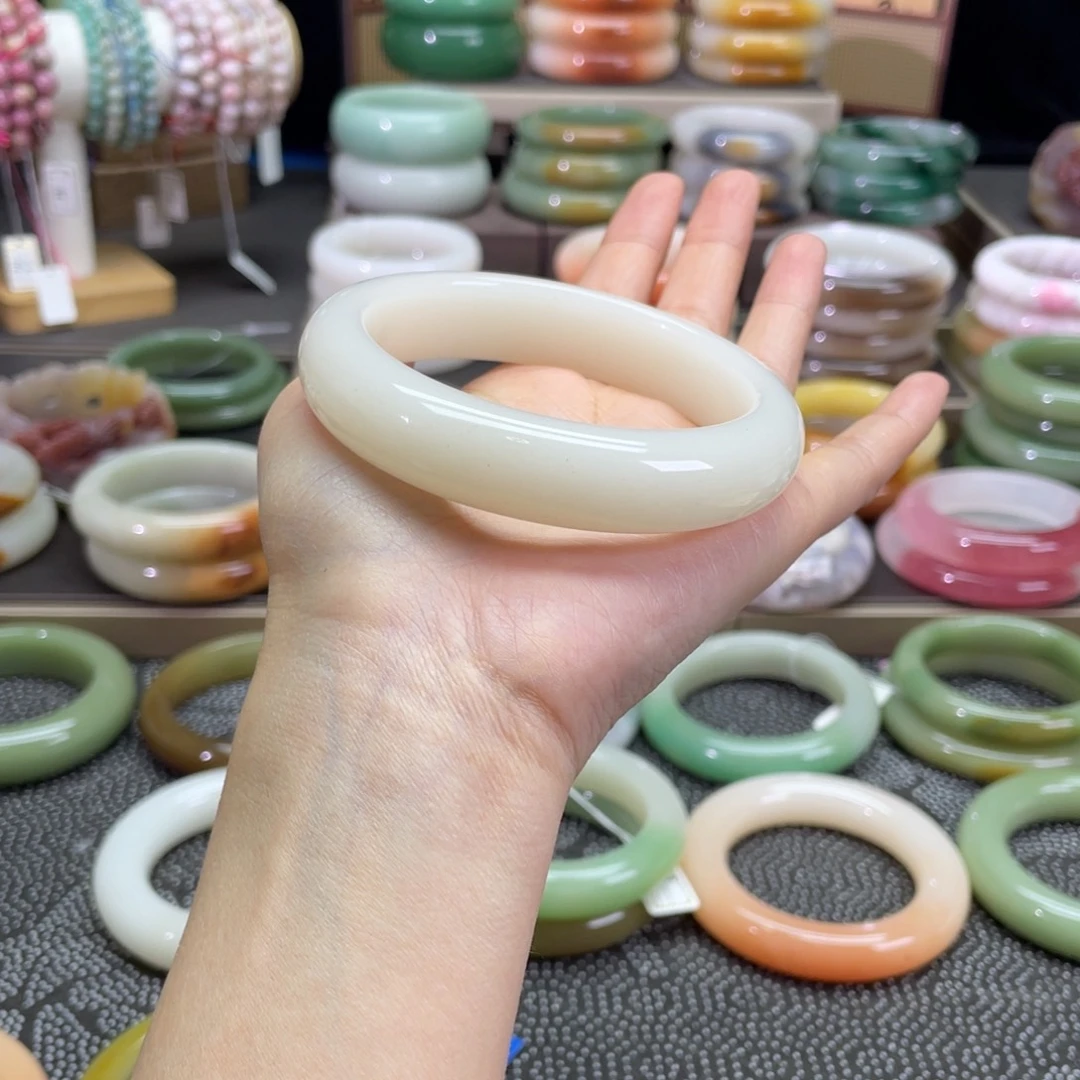 洋***哭石英质玉未镶嵌手镯