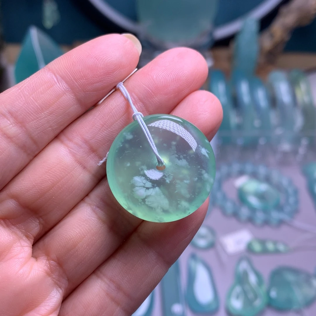 未镶嵌蛇纹石玉吊坠