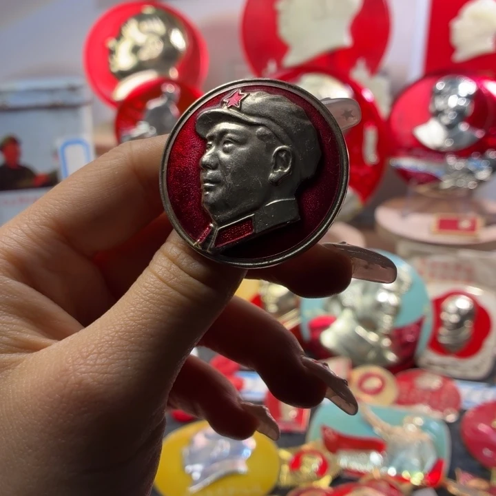 新***云爷爷像章一枚品相如图