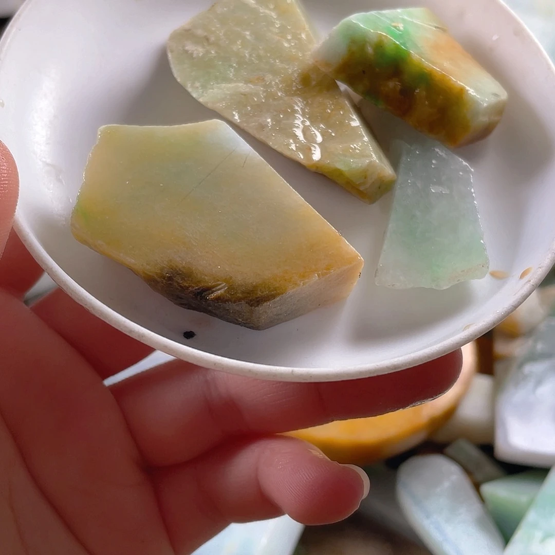 颈饰未镶嵌翡翠。