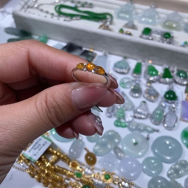 翡翠18K金镶嵌颈饰戒指