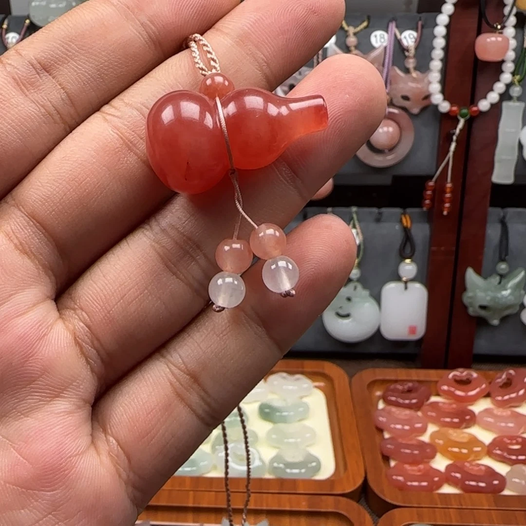 颈饰未镶嵌石英岩玉