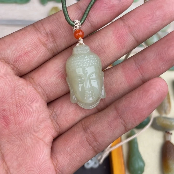 芳***芳颈饰未镶嵌和田玉（糖玉）