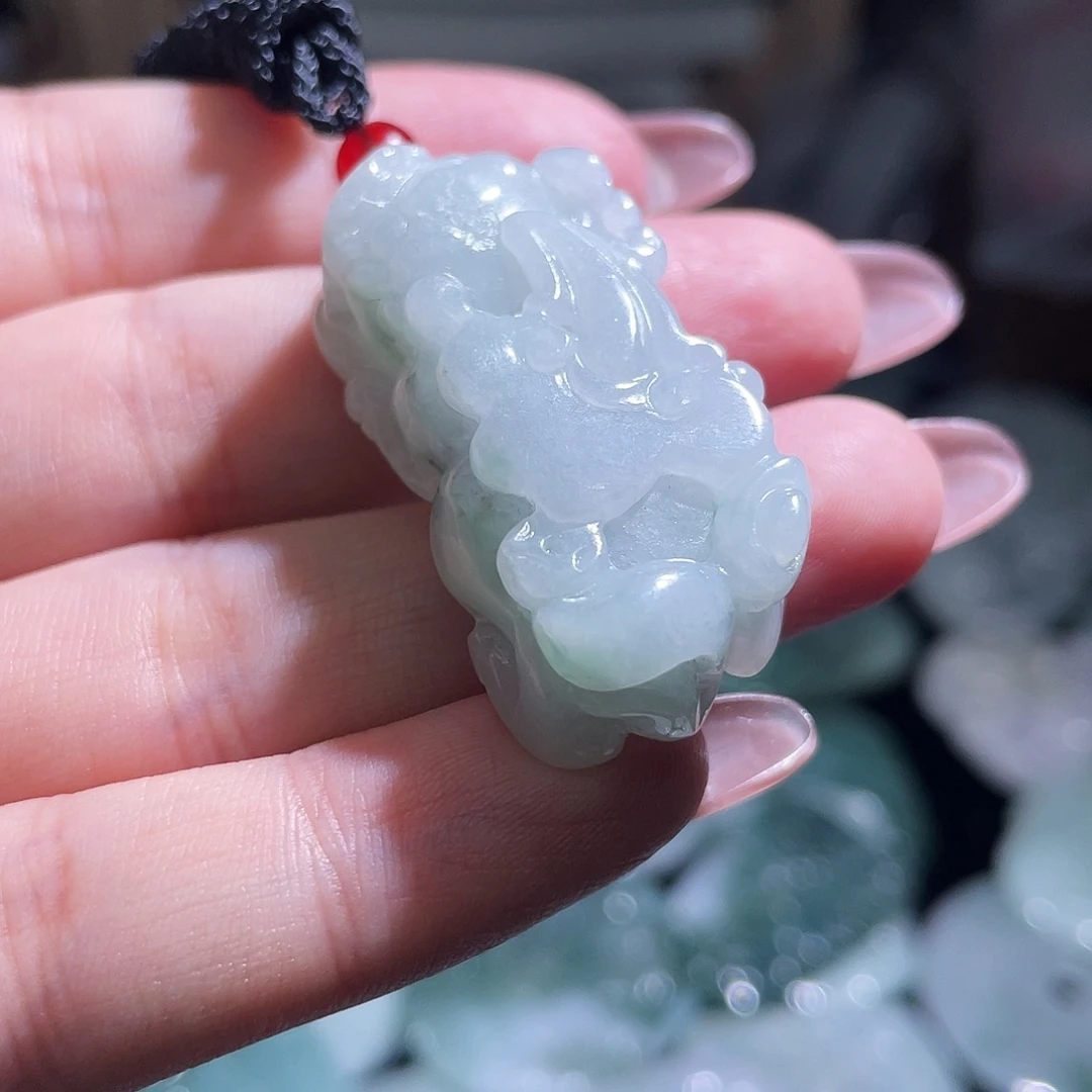 翡翠未镶嵌颈饰貔貅