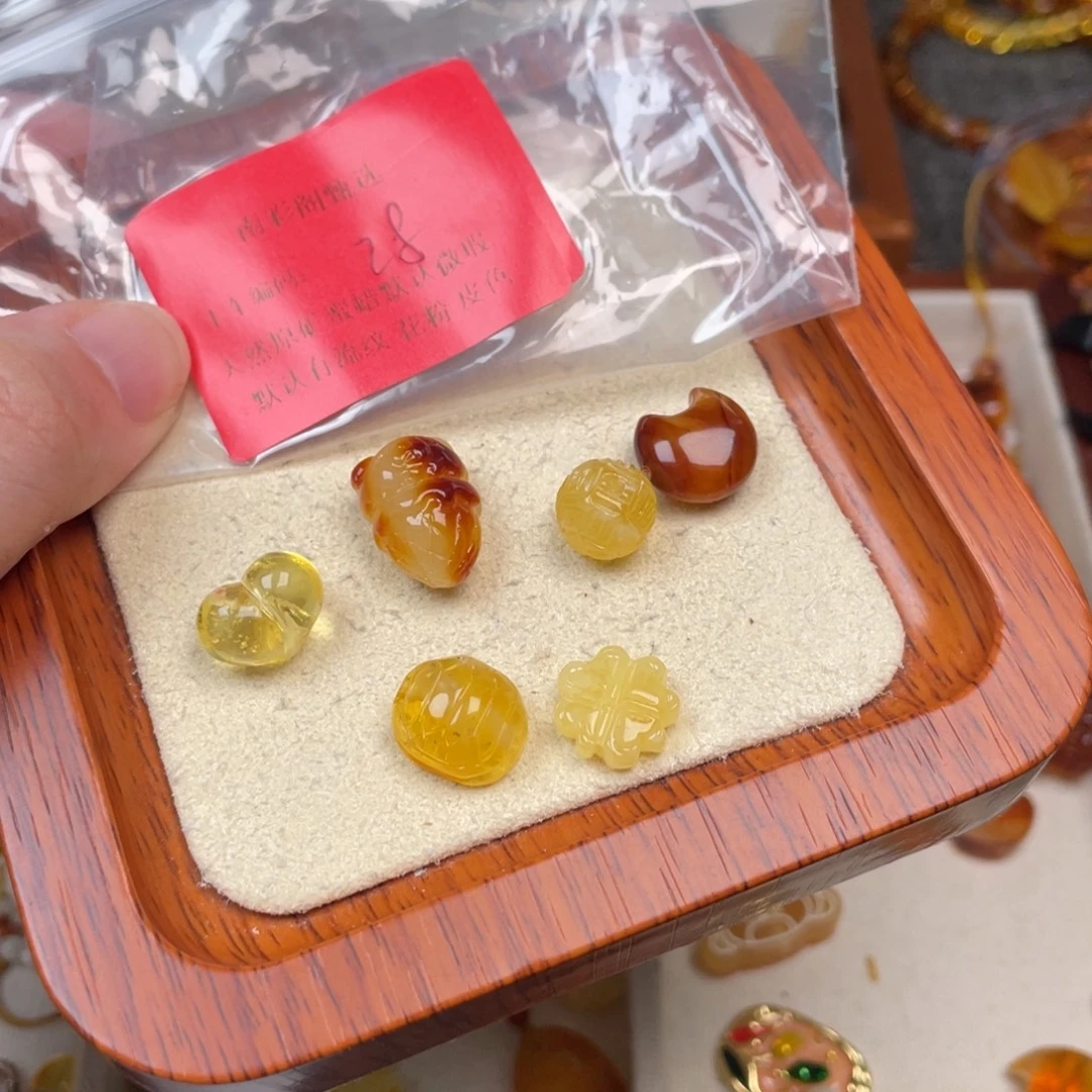 琥珀未镶嵌裸石28，瑕疵