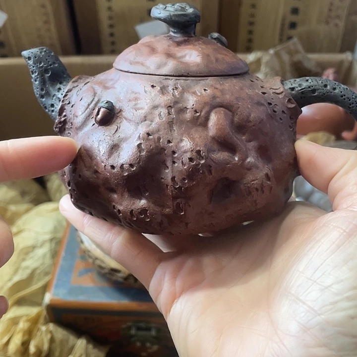 茶壶紫砂原矿泥料，手工制作的一把紫砂壶。