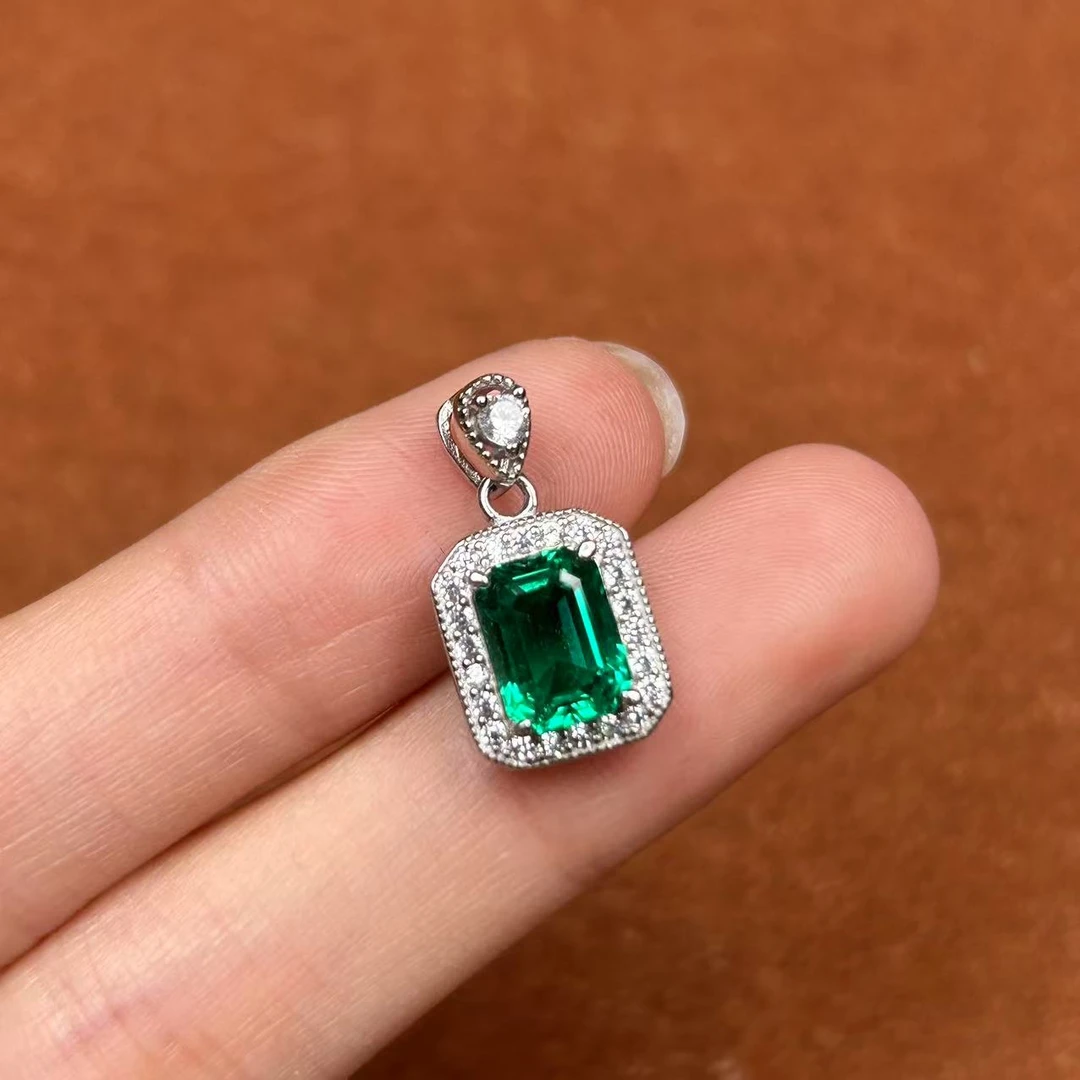 阿鲁沙-典藏培育木佐祖母绿-精工银镀厚金培育吊坠431