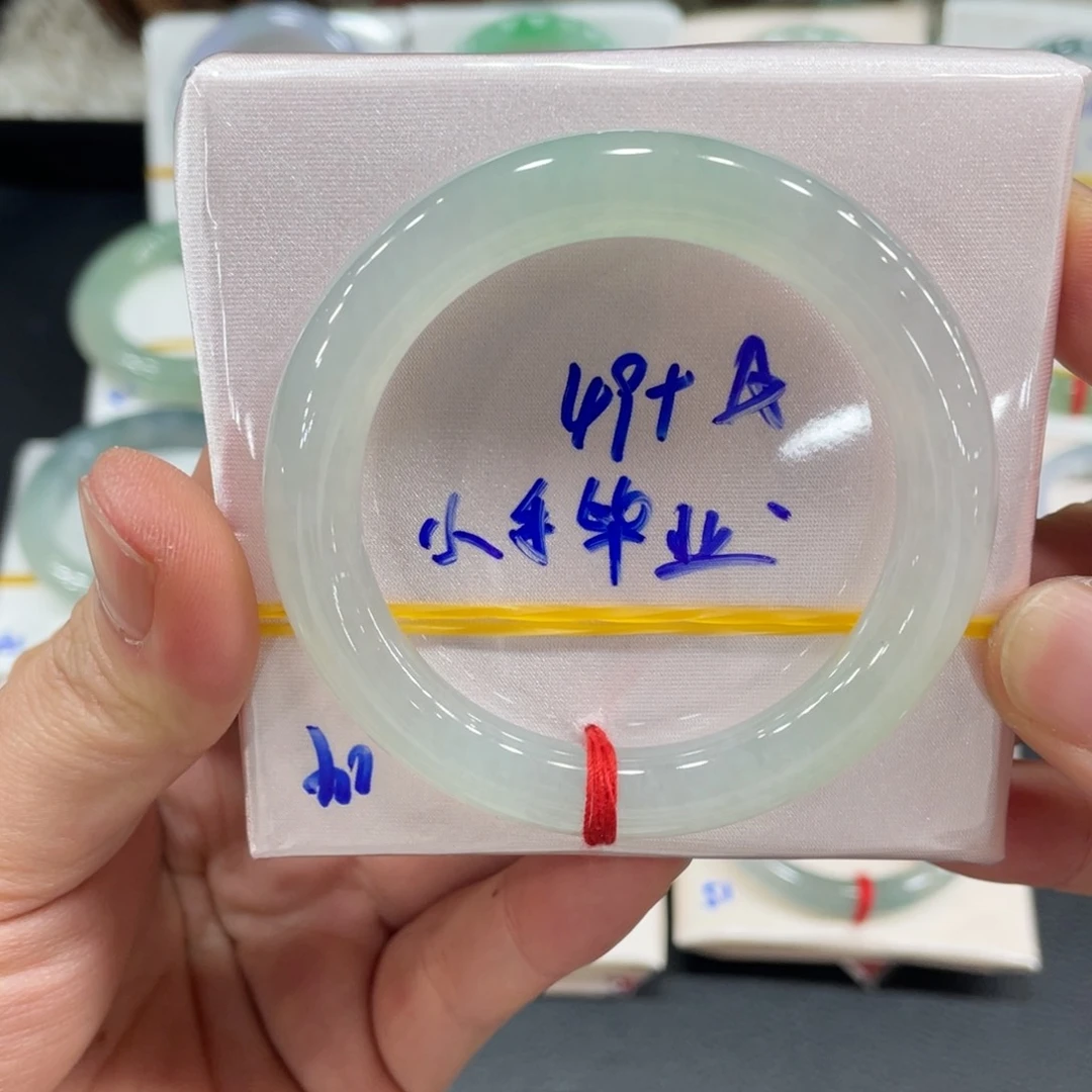 翡翠手镯未镶嵌翡翠