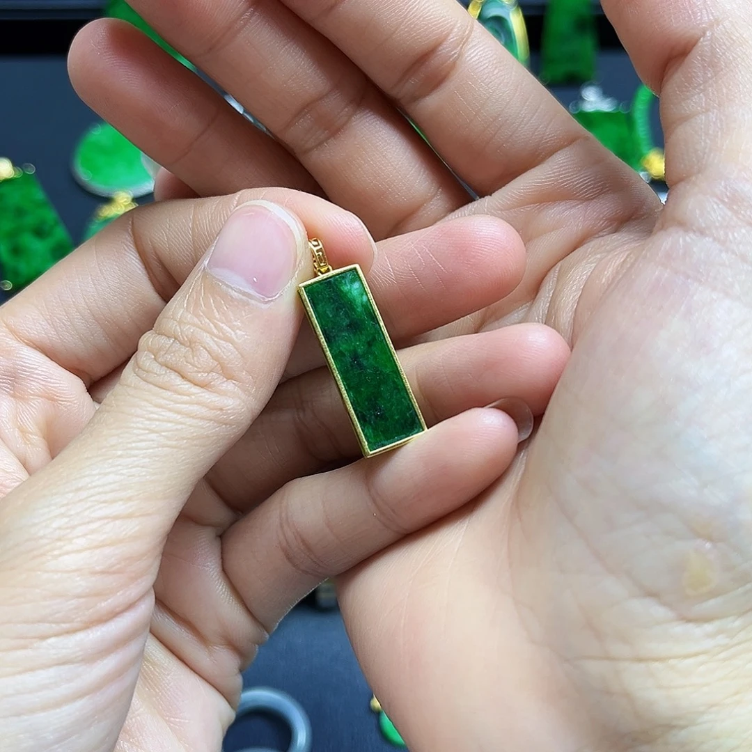 翡翠18K金镶嵌颈饰