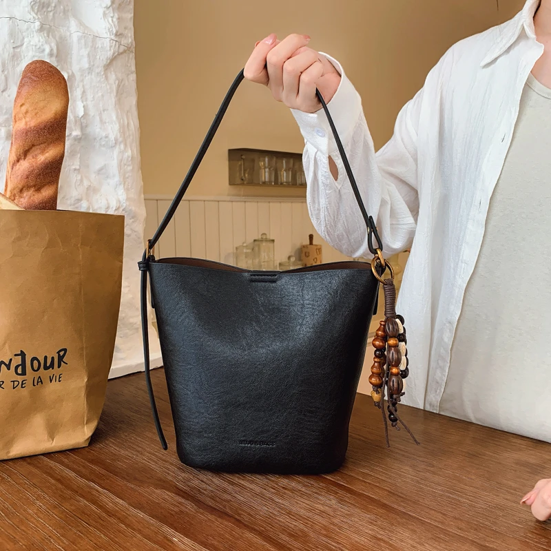 今年流行的包包2025新款小众复古水桶包高级感百搭单肩斜挎包1042