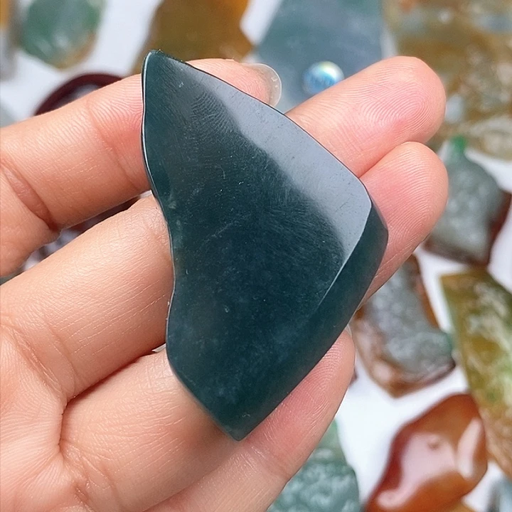 颈饰未镶嵌翡翠天然