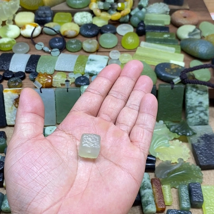 咪***米未镶嵌蛇纹石玉颈饰