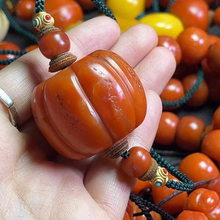 颈饰琉璃秦**药琉璃………….