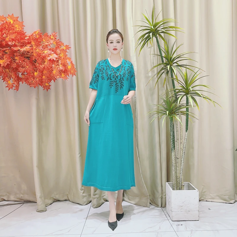 9543孔雀蓝色织花针织连衣裙显瘦设计师优雅时尚轻奢气质夏季