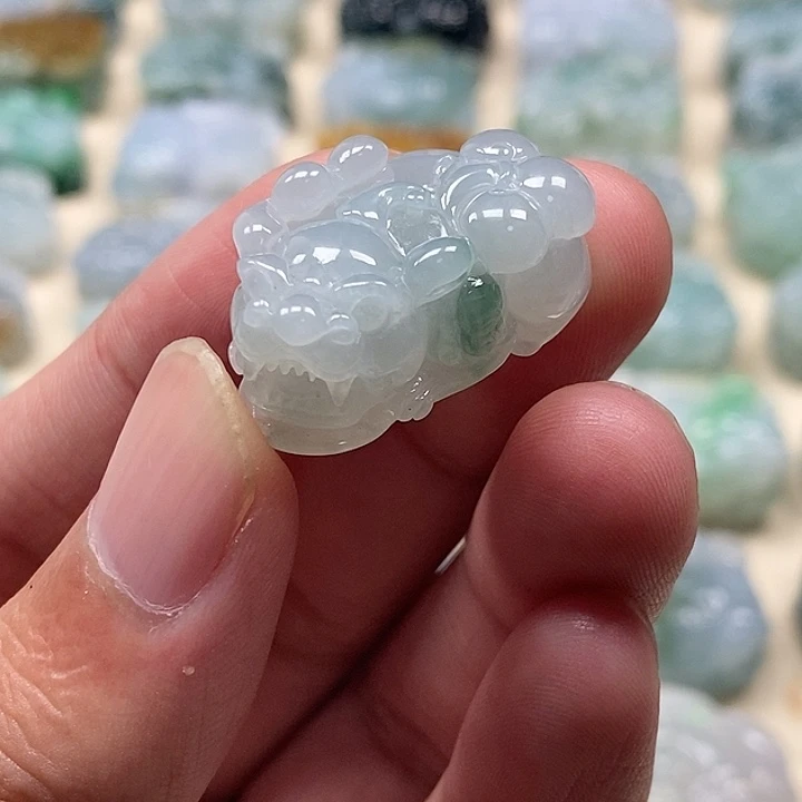 翡翠未镶嵌颈饰貔貅