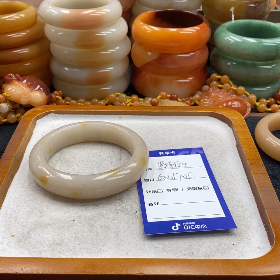 坚***斗石英岩玉未镶嵌手镯（圆镯）