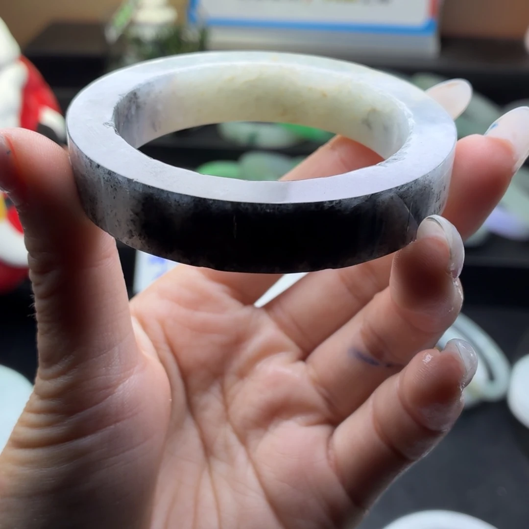 L***.定制翡翠未镶嵌翡翠手镯