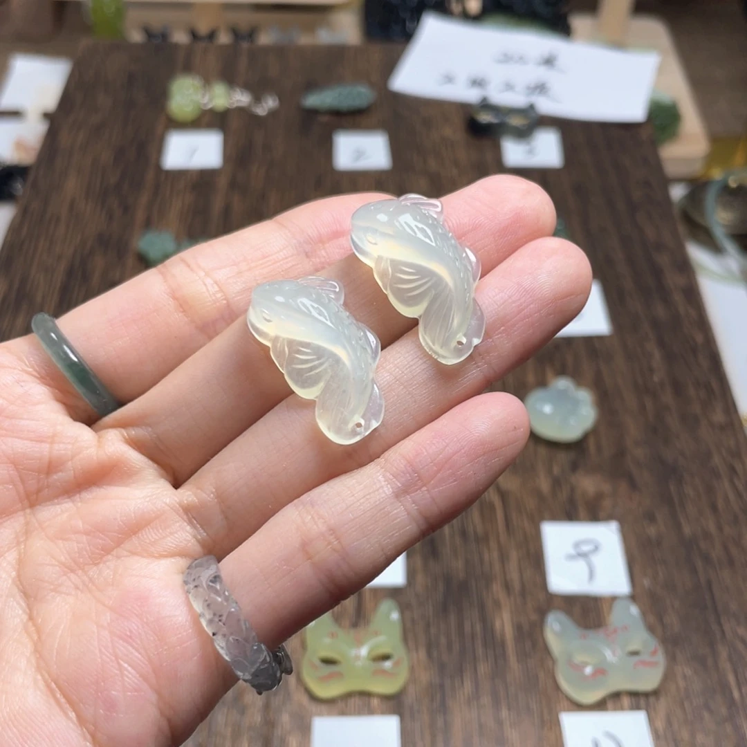 蛇纹石玉颈饰未镶嵌另***鱼两队