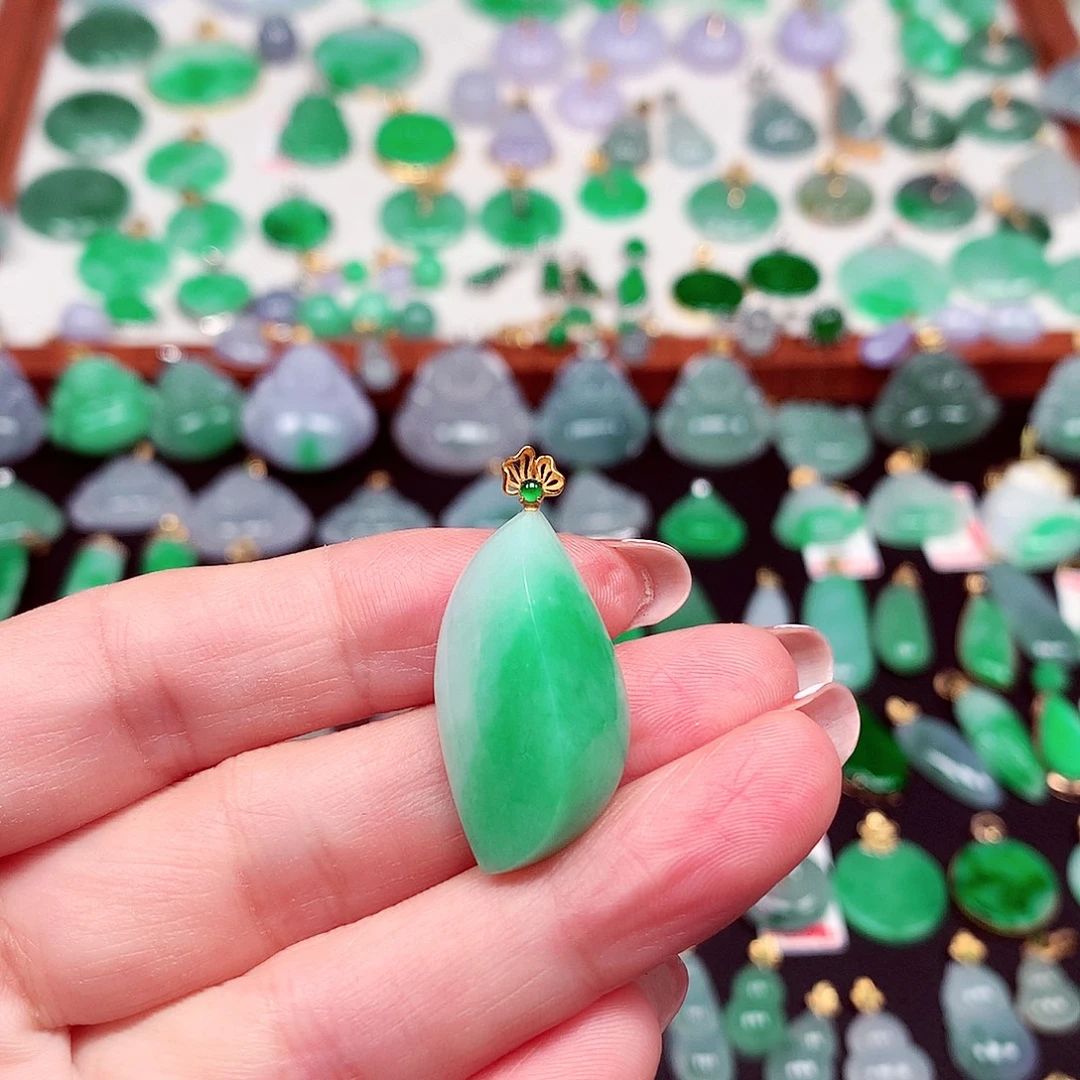 翡翠18K金镶嵌颈饰