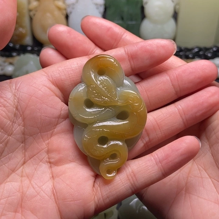 颈饰未镶嵌和田玉云*