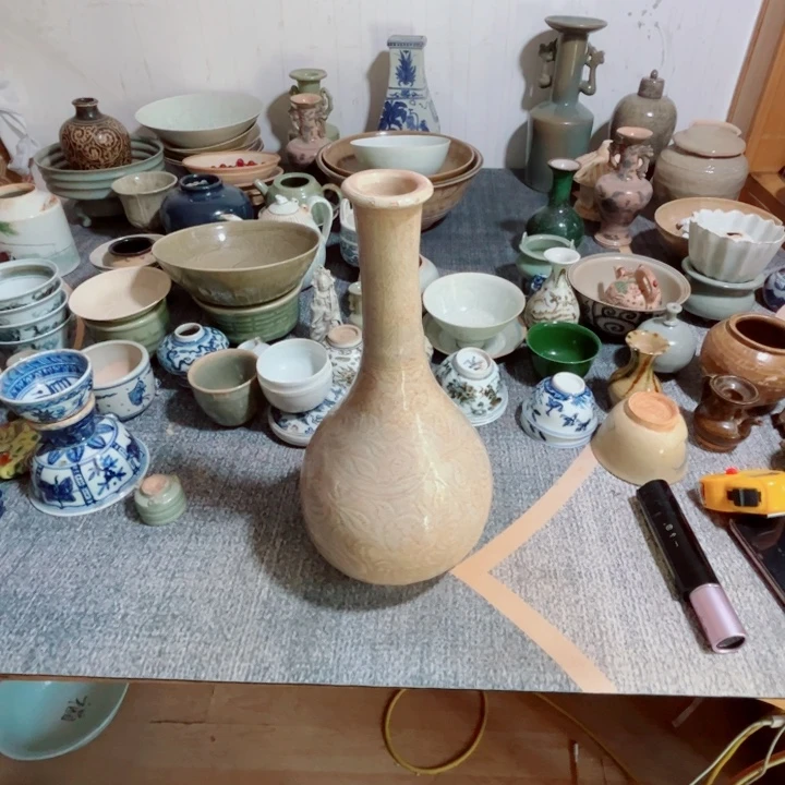 及***茶瓷片青釉文饰的一个碗
