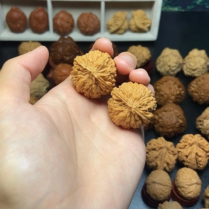 吊坠文玩核桃麒麟球。