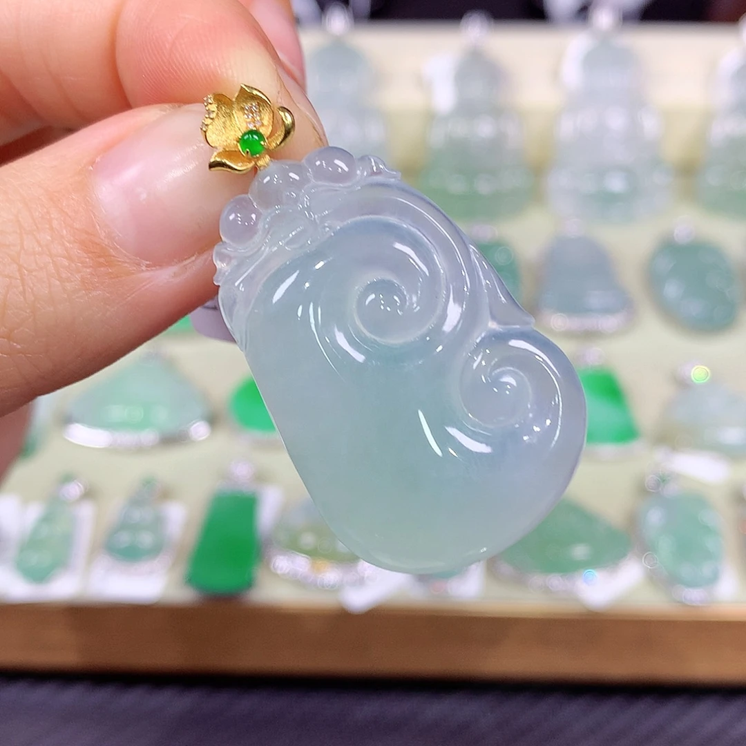 翡翠18K金镶嵌颈饰如意