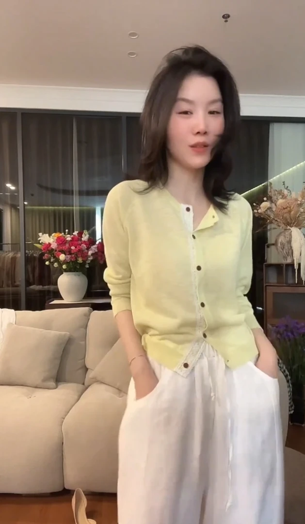 2025温柔风门襟蕾丝拼接针织开衫女秋季设计感甜美别致上衣