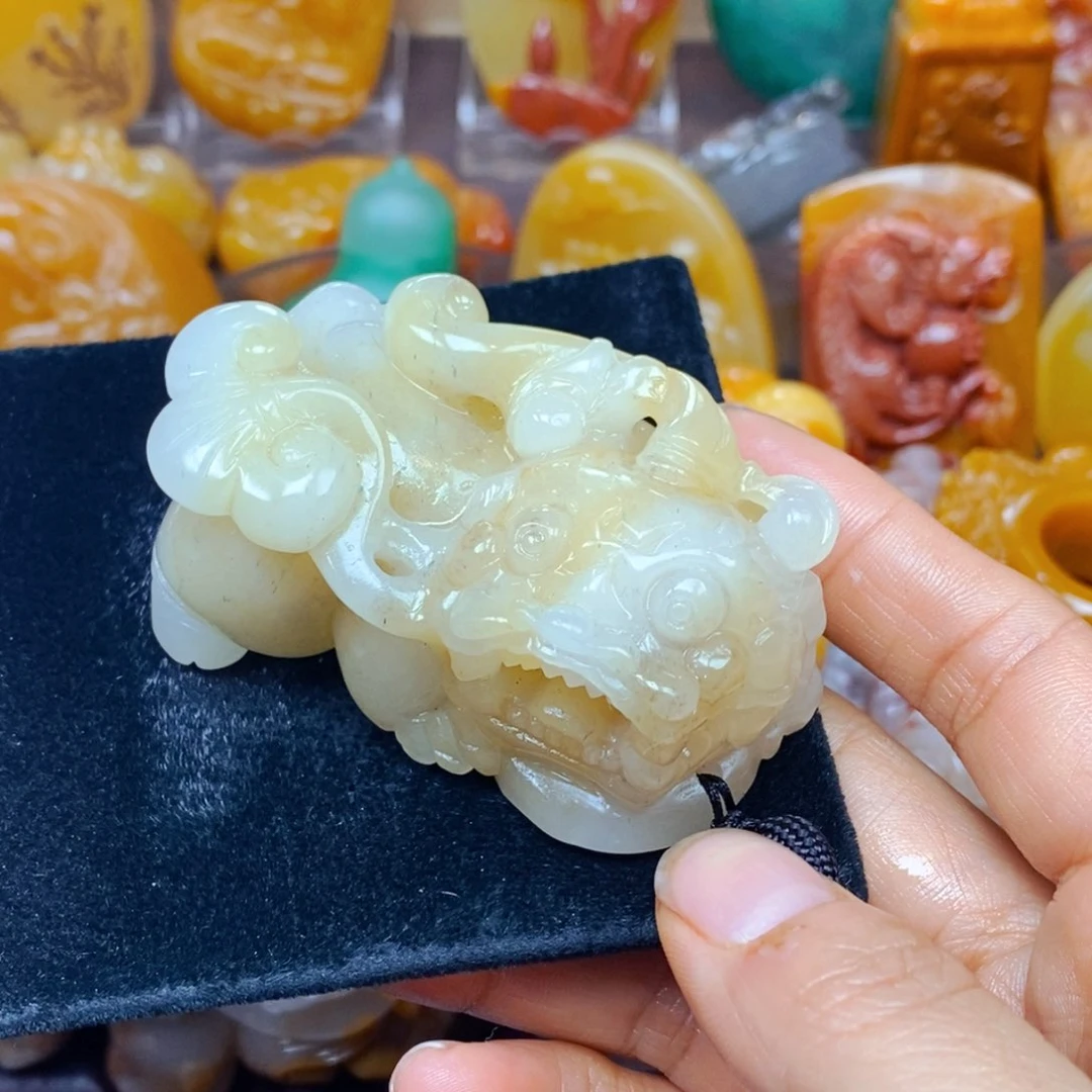 未镶嵌石英质玉（黄龙玉）颈饰