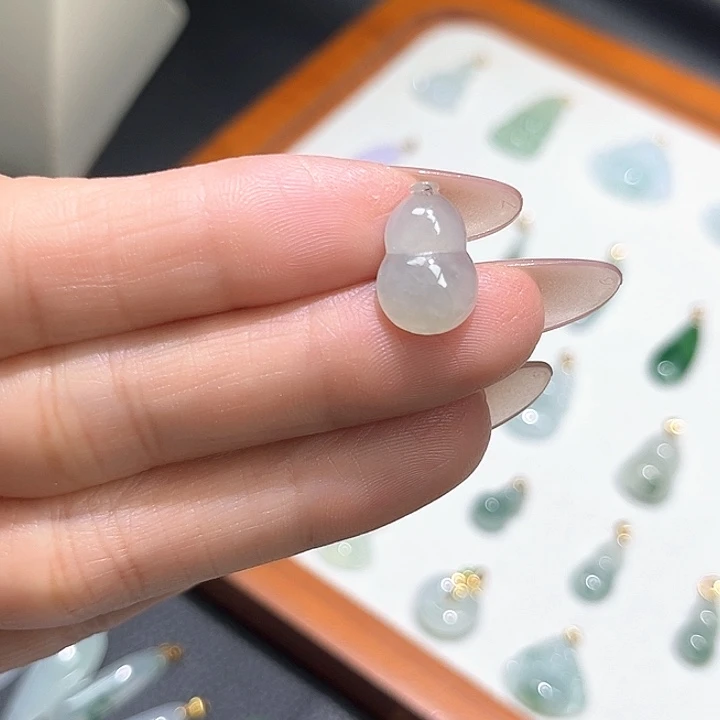 翡翠未镶嵌颈饰葫芦