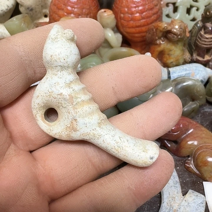 透闪石-蛇纹石玉颈饰未镶嵌