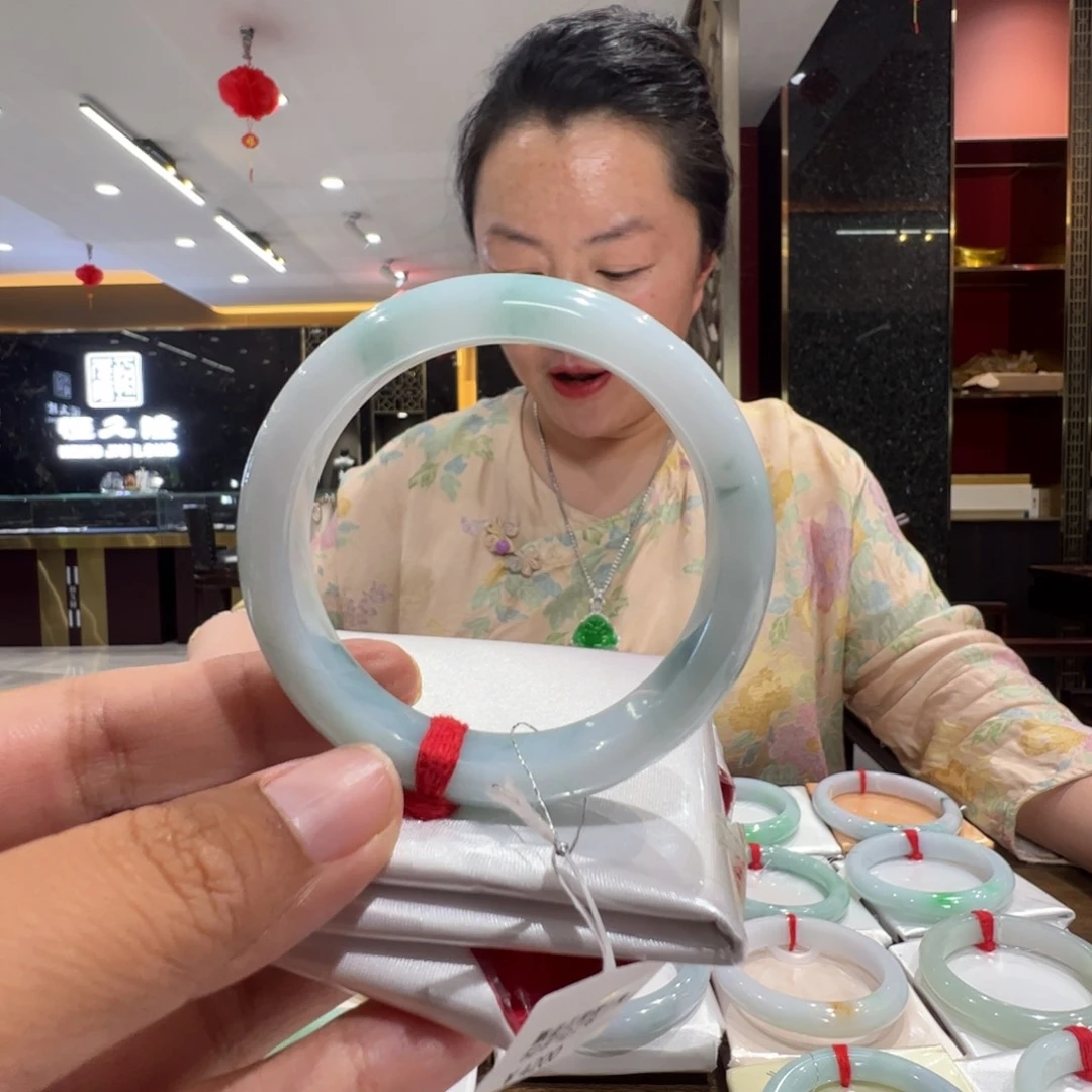 小****翡翠手镯未镶嵌牛奶底飘蓝花，福利，不退不换