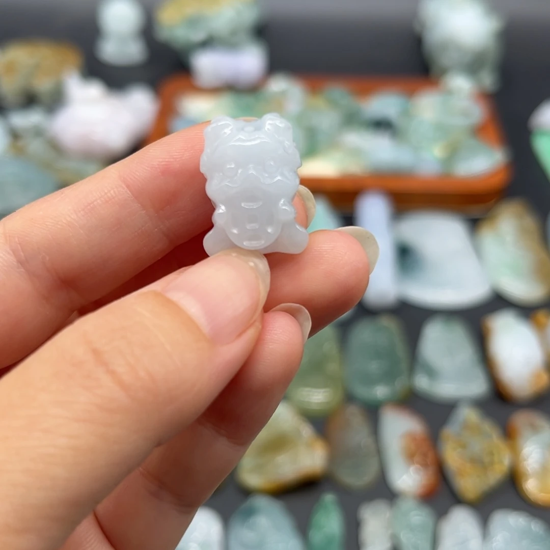 翡翠未镶嵌颈饰吞金兽